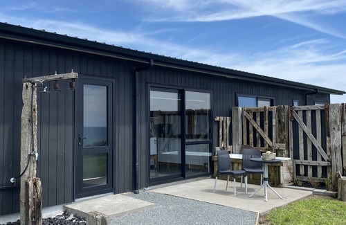 Bay of Plenty Region Appartement | Beachfront Pacific - Rustic Coastal - Guest Suite.