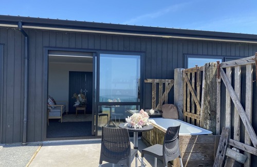 Bay of Plenty Region Appartement | Beachfront Pacific - Rustic Coastal - Guest Suite.