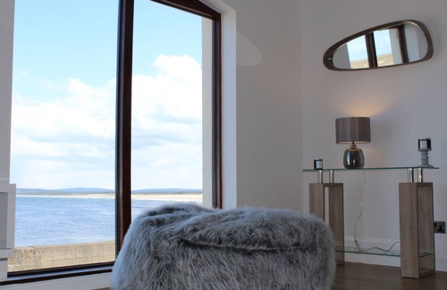 Lossiemouth Maison | Beachfront Panoramic Seaview Free Wifi & Parking