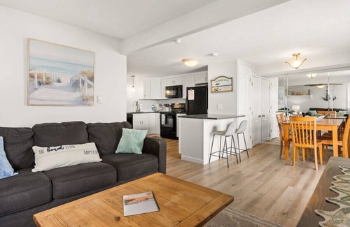 Salisbury Beach Copropriété | Beachfront | Panoramic Views | "Oceanfront Oasis"
