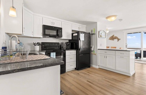 Salisbury Beach Copropriété | Beachfront | Panoramic Views | "Oceanfront Oasis"