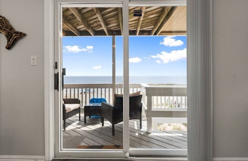 Salisbury Beach Copropriété | Beachfront | Panoramic Views | "Oceanfront Oasis"