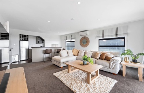 Papamoa Beach Maison | Beachfront Paradise - Papamoa Beach Holiday Home