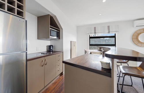 Papamoa Beach Maison | Beachfront Paradise - Papamoa Beach Holiday Home