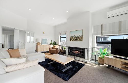Papamoa Beach Maison | Beachfront Paradise - Papamoa Beach Holiday Home
