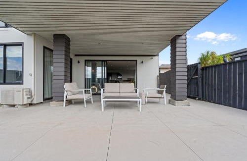 Papamoa Beach Maison | Beachfront Paradise - Papamoa Beach Holiday Home