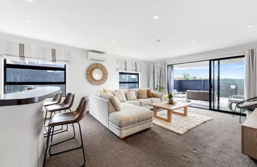 Papamoa Beach Maison | Beachfront Paradise - Papamoa Beach Holiday Home