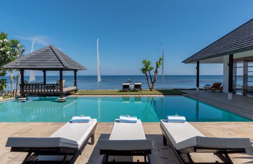 Dencarik Villa | Villa Lovina Beach 1 - Villa en bord de mer avec piscine: dîner de bienvenue gratuit + petit-déjeuner!