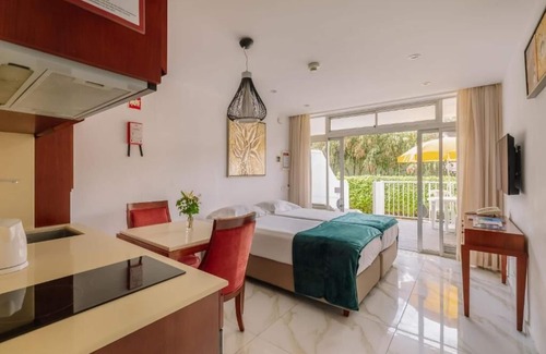 Areias de Sao Joao Hôtel | Beachfront Retreat! Serene Spa Retreat in Praia da Oura, Terrace Room | 3 Units