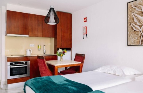 Areias de Sao Joao Hôtel | Beachfront Retreat! Serene Spa Retreat in Praia da Oura, Terrace Room | 3 Units