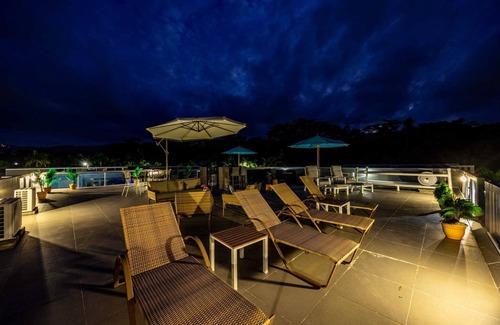 St. Ann's Bay Cabine | Beachfront Rooftop