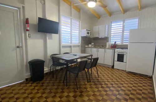 El Combate Cabine | Beachfront Rustic Cabin by Sunset Village - Yellow