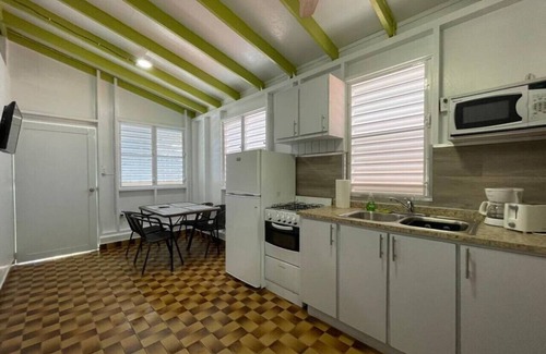 El Combate Cabine | Beachfront Rustic Cabin by Sunset Village - Green