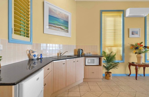 Blue Bay Appartement | Beachfront Stay, Private & Romantic l Nova Escapes