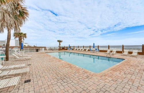 Bostwick Park Appartement | Beachfront Studio with Community Indoor Pool!