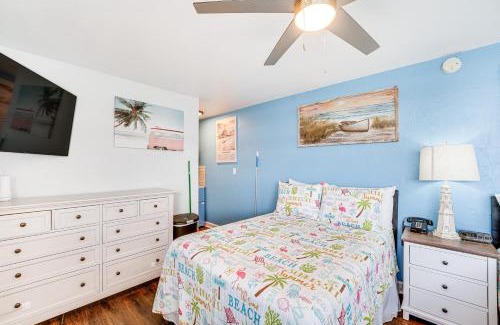 Bostwick Park Appartement | Beachfront Studio with Community Indoor Pool!