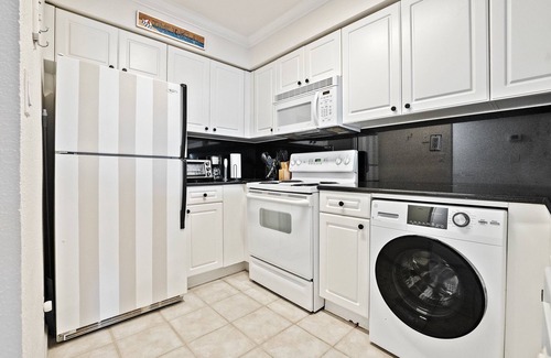 Hollywood South Central Beach Appartement | Beachfront Studio with Pool, Jacuzzi, Gym. Fully Renovated, in Hollywood Beach.