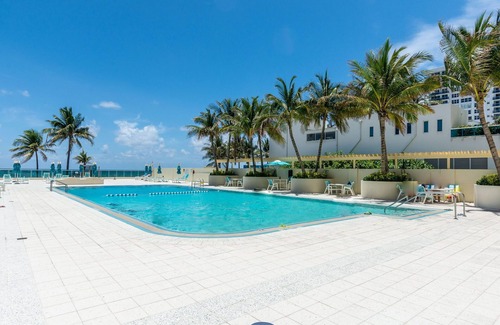 Hollywood South Central Beach Appartement | Beachfront Studio with Pool, Jacuzzi, Gym. Fully Renovated, in Hollywood Beach.