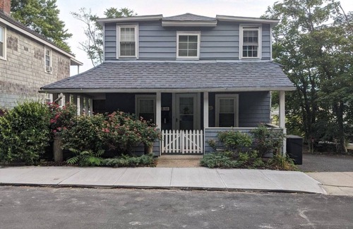 Sea Cliff Maison | Beachfront Summer Rental- Sea Cliff