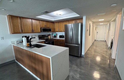 Madeira Beach Copropriété | BEACHFRONT- TOP FLOOR - 3 BED/ 3 BATH Charming Madeira Beach Condo