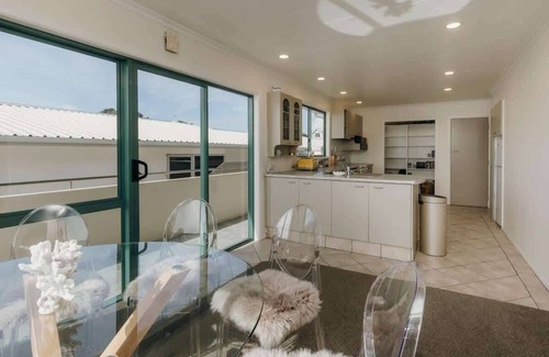 Bell Block Maison | Wanaka Beachhouse – Your Lakeside Escape Awaits