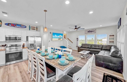 Port Bolivar Maison | BeachfrontHeatedPool!HotTub!Weddings!EventParking!Sleep24!Pets!Starlink!PuttPutt