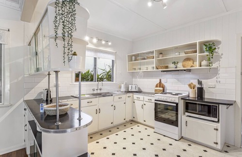 Scarborough Maison | Beachside 3-Bed family Home with Parking & Veranda