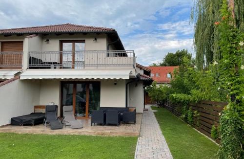 Szantod Villa | Beachside Apartment