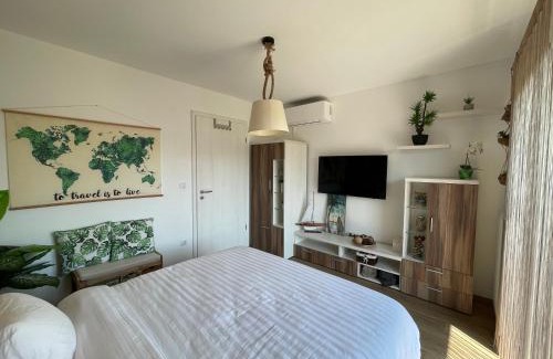 Szantod Villa | Beachside Apartment