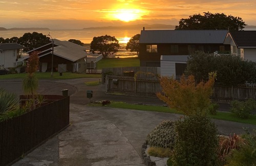 Snells Beach Maison | Beachside bach with amazing views (pet friendly)