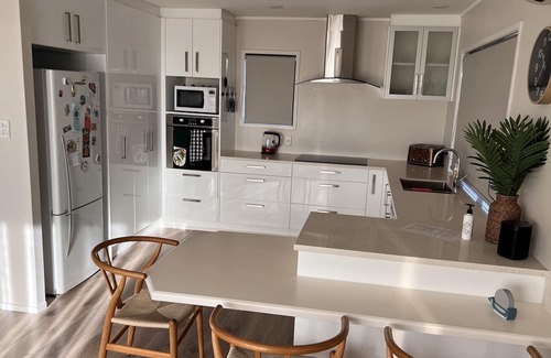 Snells Beach Maison | Beachside bach with amazing views (pet friendly)