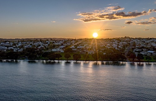 Snells Beach Maison | Beachside bach with amazing views (pet friendly)