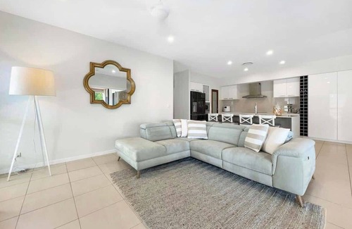 Warana Maison | Beachside Bliss: Pool, Cinema & Alfresco Living