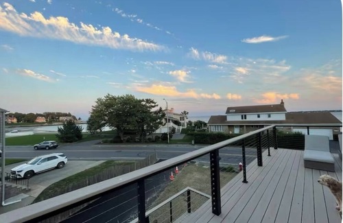 Swampscott Maison | Beachside Coastal Retreat: Breathtaking Views