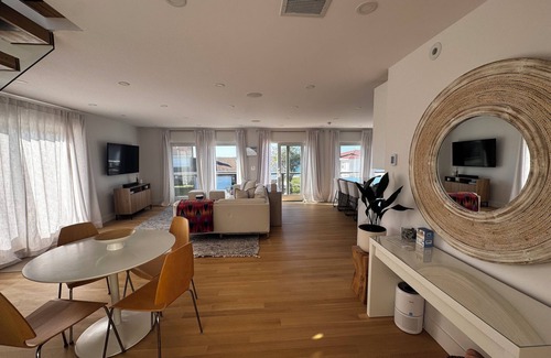 Swampscott Maison | Beachside Coastal Retreat: Breathtaking Views