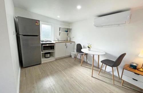 Parkdale Appartement | Beachside Compact Backyard Cabin near Mentone
