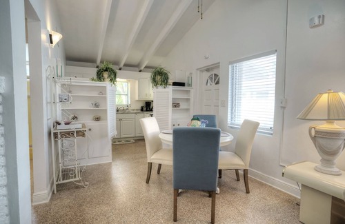 Lauderdale Beach Maison | Beachside Cottage, direct Ocean Access