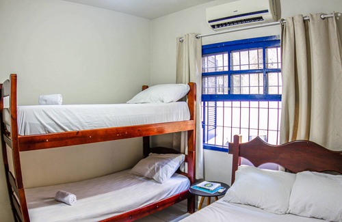 Praia da Enseada Cabine | Beachside Coziness: Your Ideal Escape.