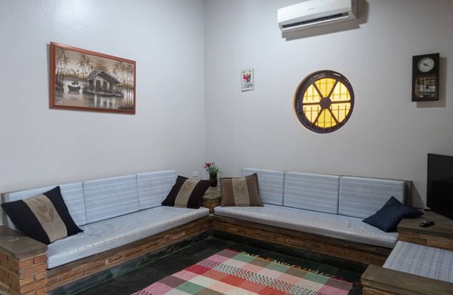 Praia da Enseada Cabine | Beachside Coziness: Your Ideal Escape.