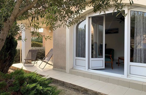 Bouzigues Appartement | Appartement cosy à 50 m de la plage à Bouzigues avec terrasse et parking privé.