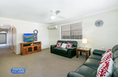 Redcliffe Maison | Beachside Holiday Home