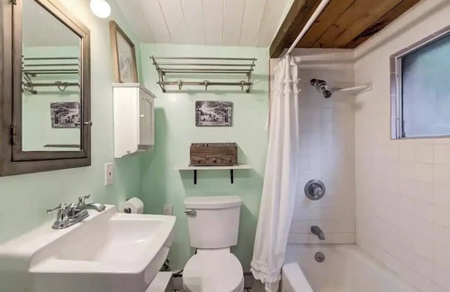 Beachwood Canyon Cabine | Beachwood Cabin Spa with Sauna and Hot Tub
