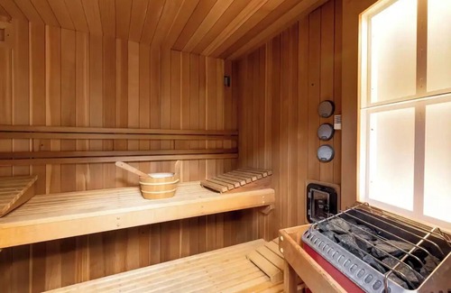Beachwood Canyon Cabine | Beachwood Cabin Spa with Sauna and Hot Tub