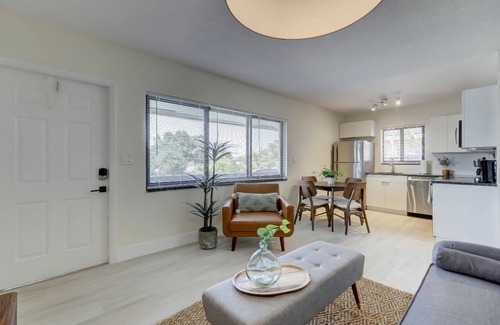 Imperial Point Appartement | Beachy&Boho w/full kitchen & Pool FOR 6 ppl