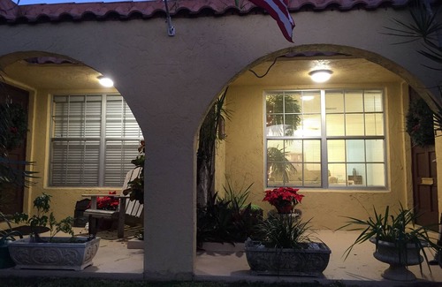 East Boca Raton Maison | Beachy Duplex Walk / Run / Ride to Beach !!