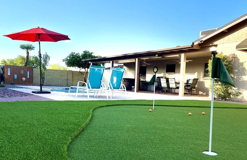 Glendale Maison | Beach House in the Desert, with pool, hot tub, golf, and ADJUSTABLE King Bed!