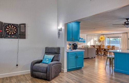 Glendale Maison | Beach House in the Desert, with pool, hot tub, golf, and ADJUSTABLE King Bed!