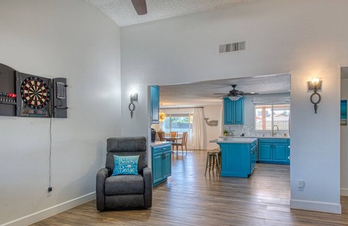 Glendale Maison | Beach House in the Desert, with pool, hot tub, golf, and ADJUSTABLE King Bed!
