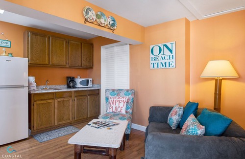 Isle of Palms Copropriété | Beachy Isle of Palms Studio Condo only 1 Block From BEACH. King Bed!!