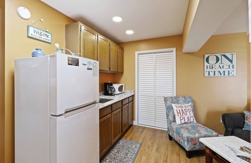 Isle of Palms Copropriété | Beachy Isle of Palms Studio Condo only 1 Block From BEACH. King Bed!!